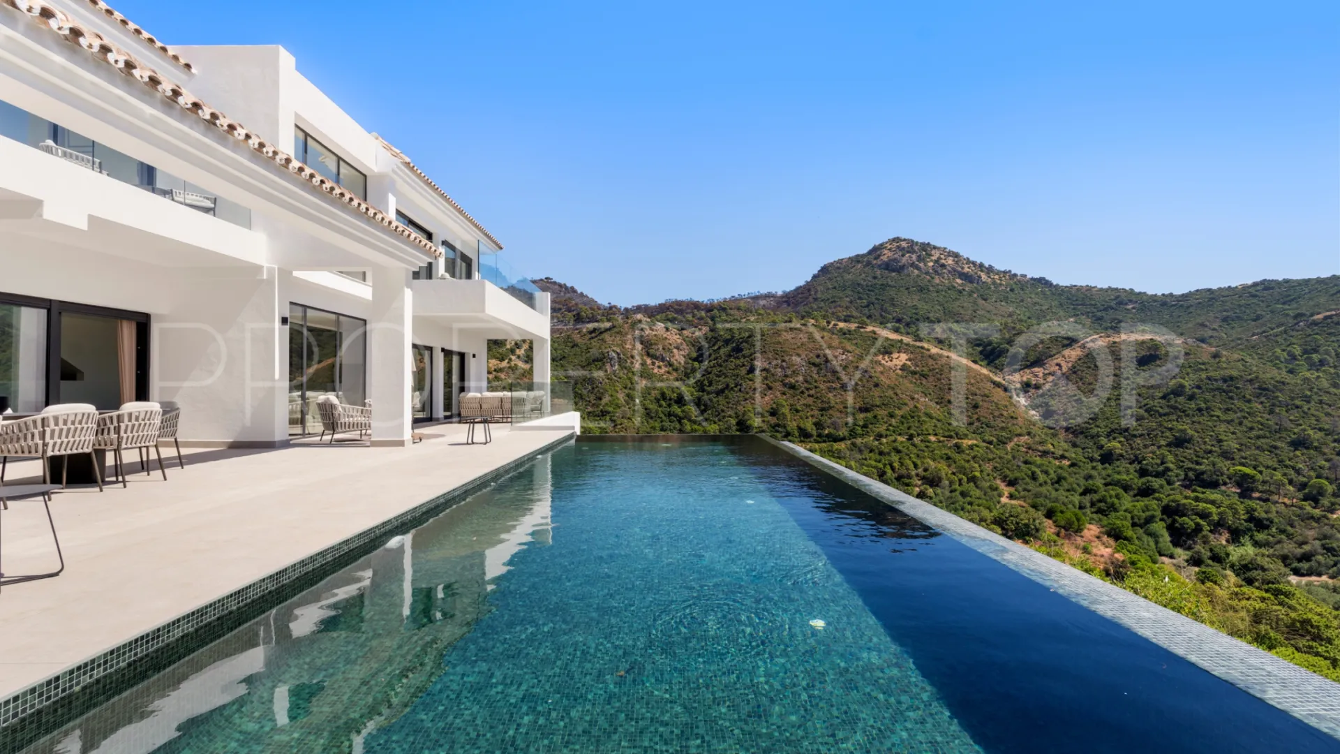 For sale Monte Mayor villa with 5 bedrooms