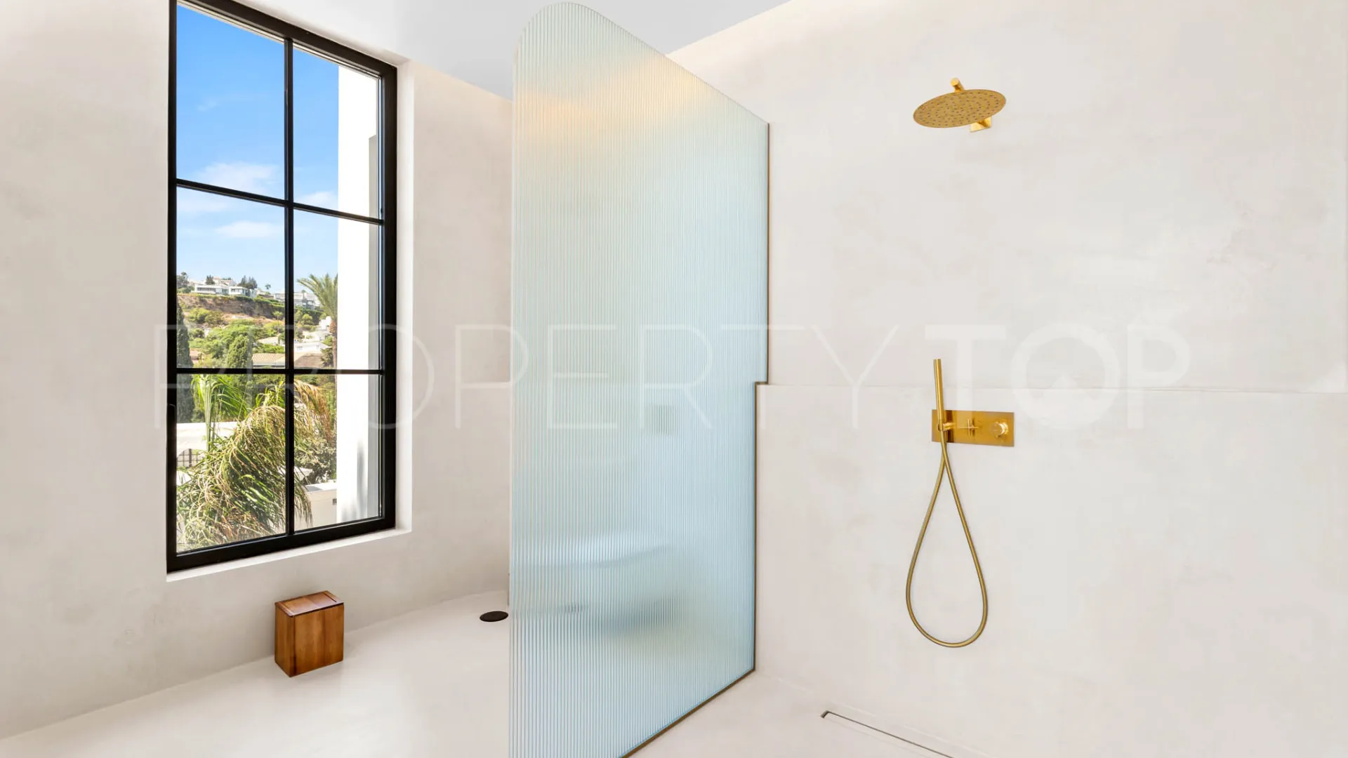 For sale 8 bedrooms villa in Paraiso Alto