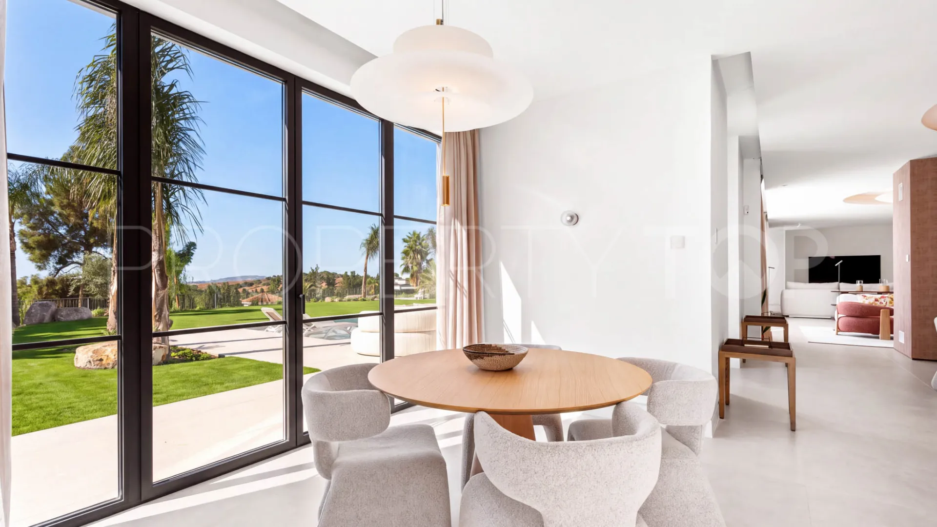 For sale 8 bedrooms villa in Paraiso Alto
