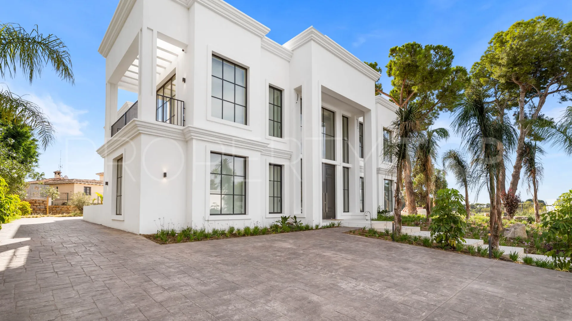 For sale 8 bedrooms villa in Paraiso Alto