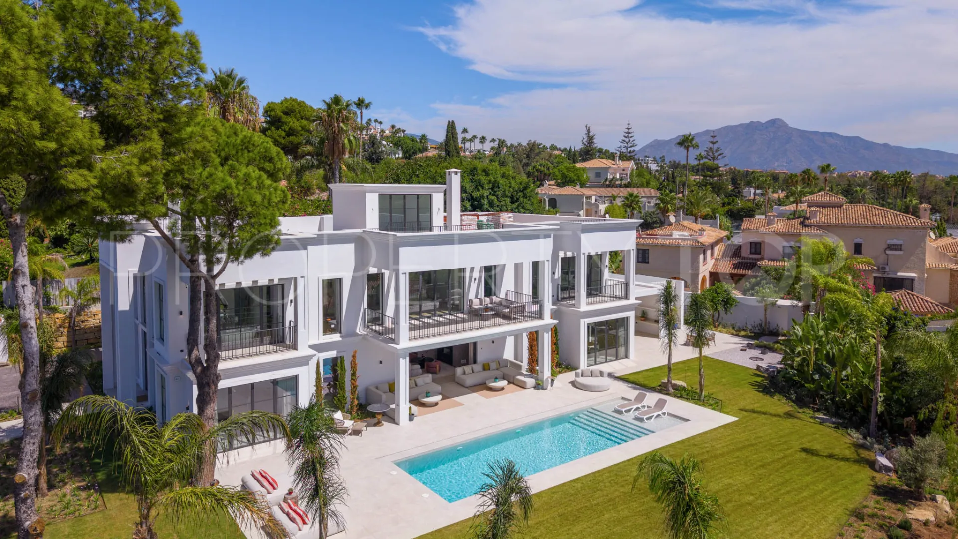 For sale 8 bedrooms villa in Paraiso Alto