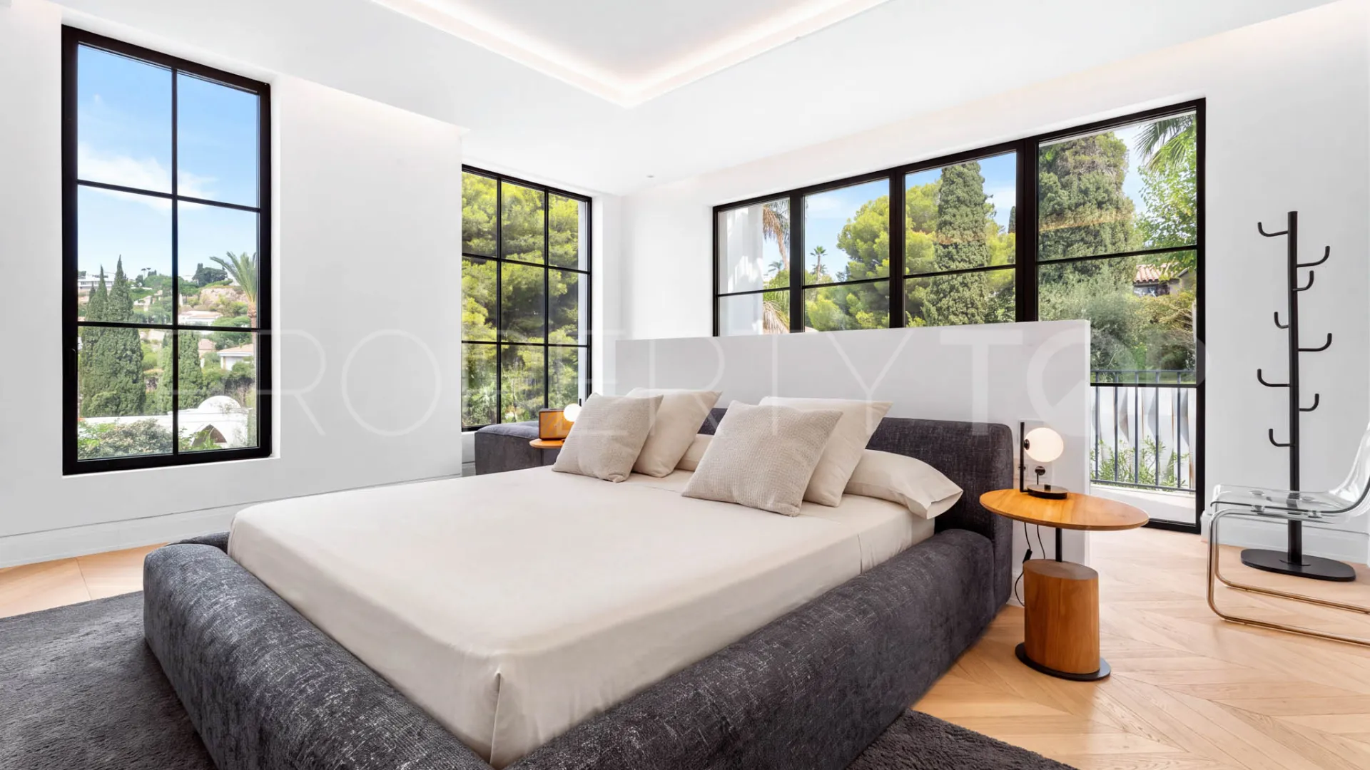 For sale 8 bedrooms villa in Paraiso Alto