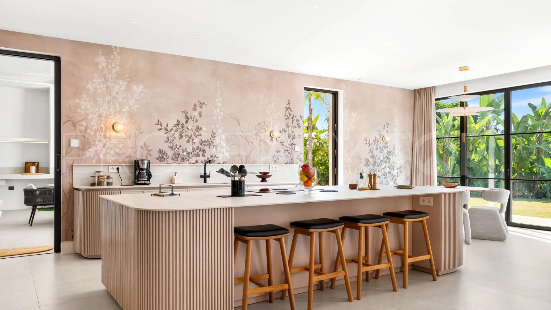 For sale 8 bedrooms villa in Paraiso Alto