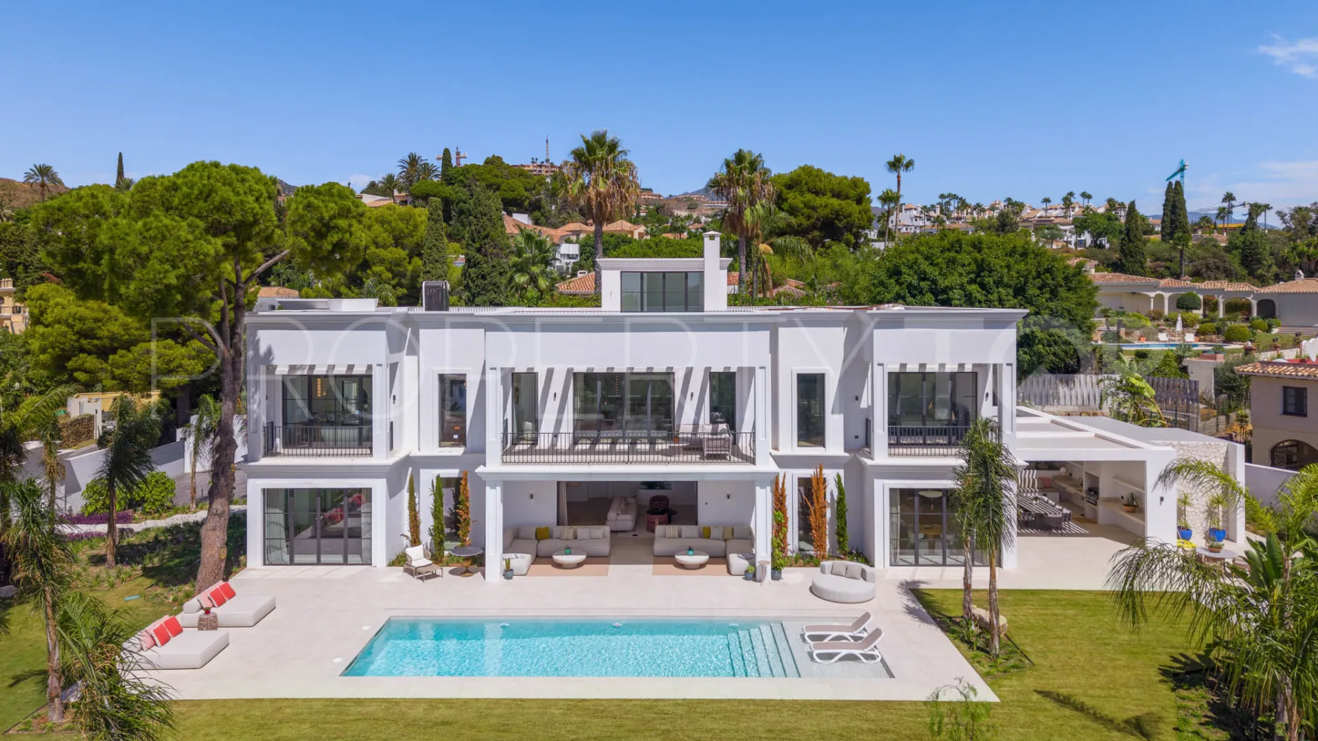 For sale 8 bedrooms villa in Paraiso Alto