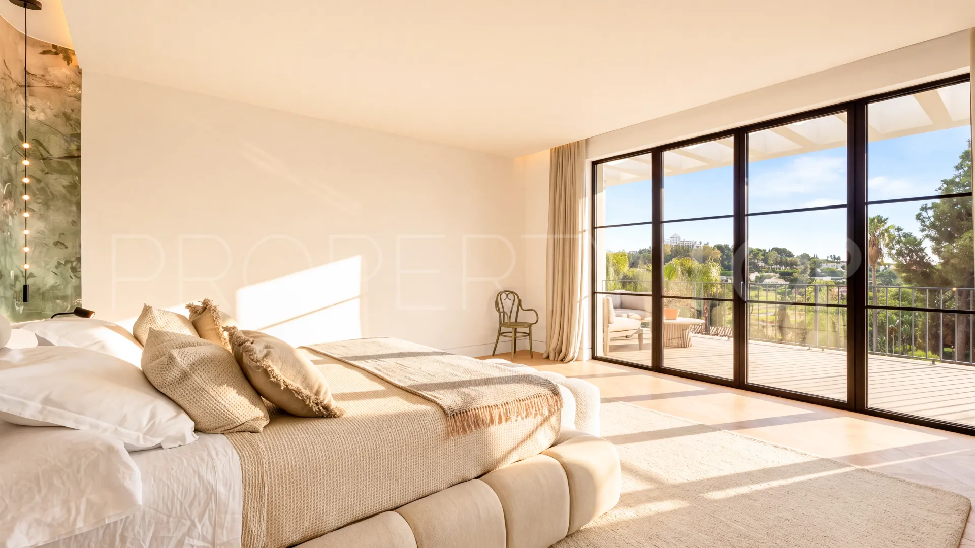 For sale 8 bedrooms villa in Paraiso Alto