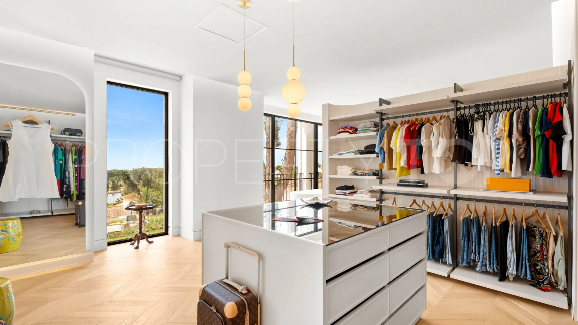 For sale 8 bedrooms villa in Paraiso Alto