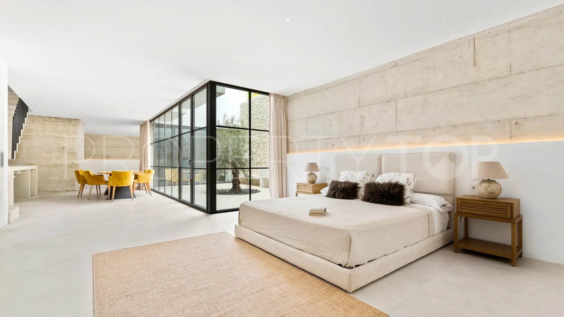 For sale 8 bedrooms villa in Paraiso Alto