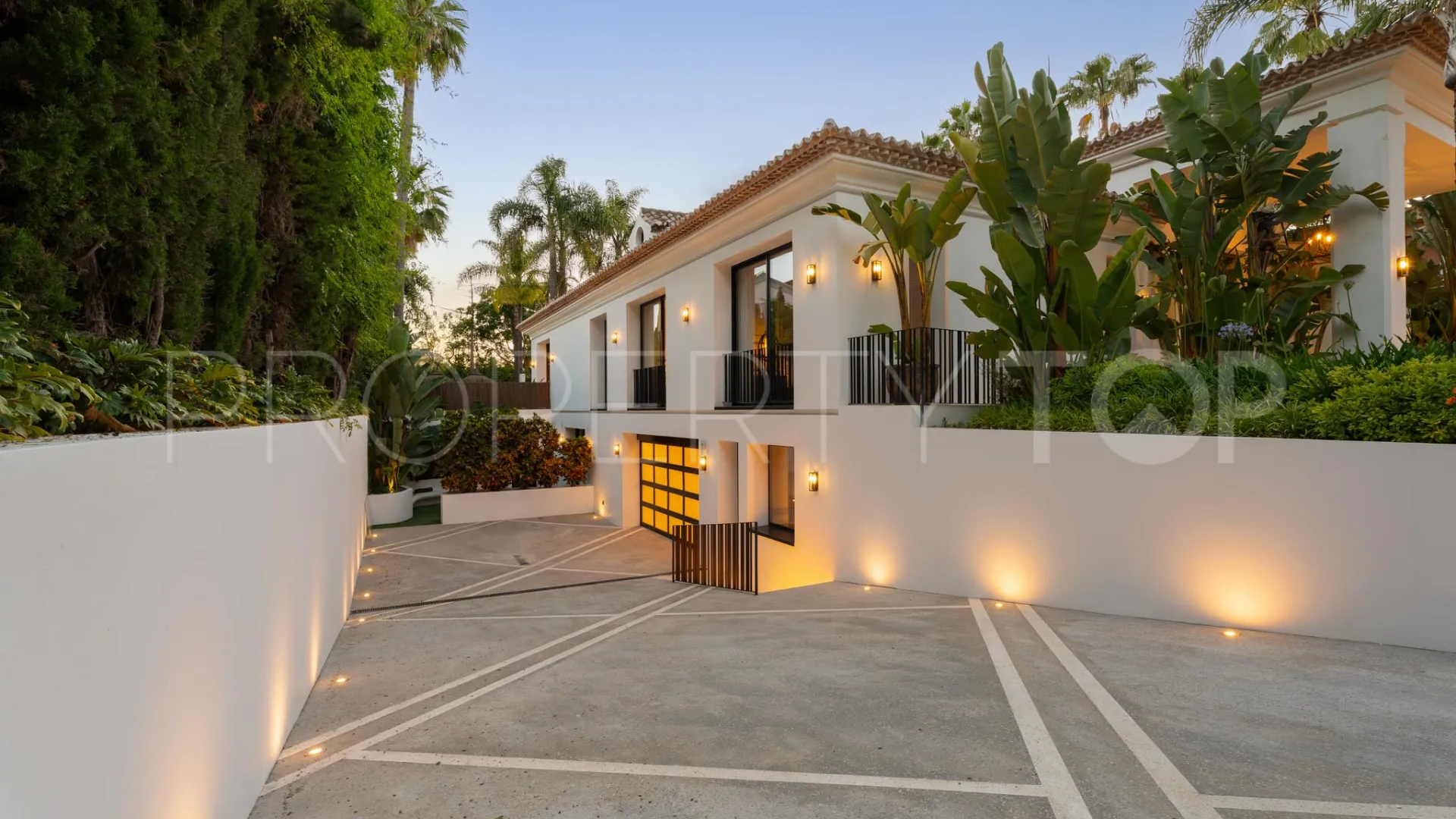 Villa de 6 dormitorios en venta en Nueva Andalucia