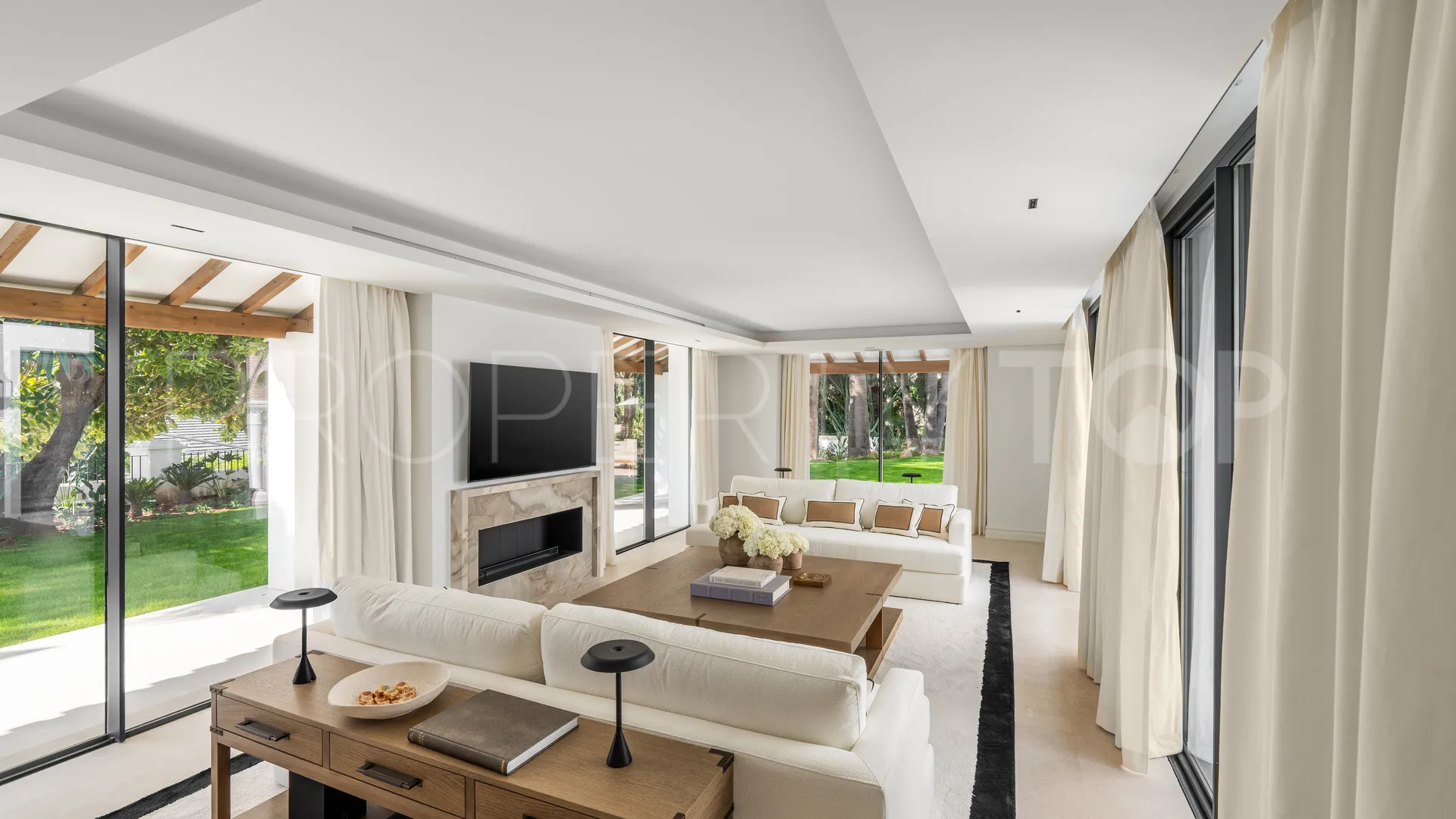 Comprar villa con 5 dormitorios en Las Brisas