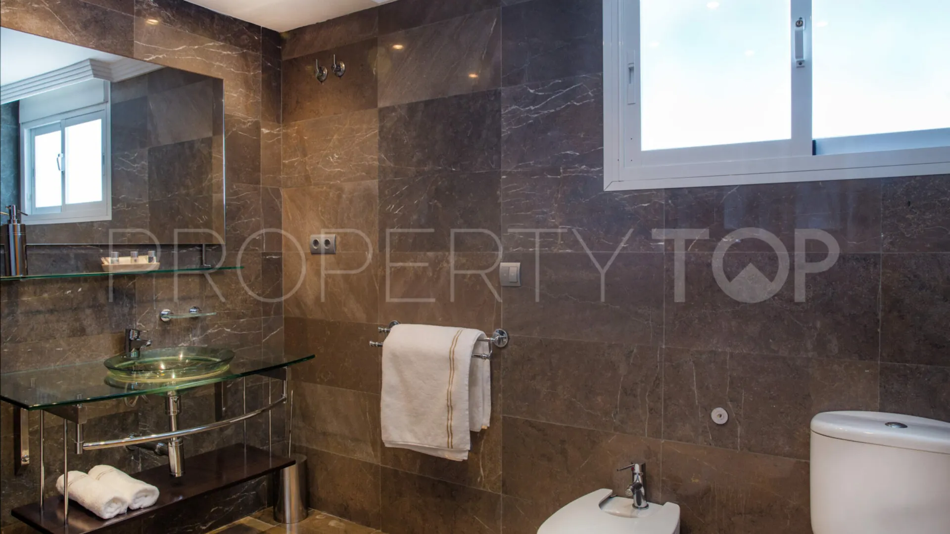 For sale villa with 8 bedrooms in Elviria