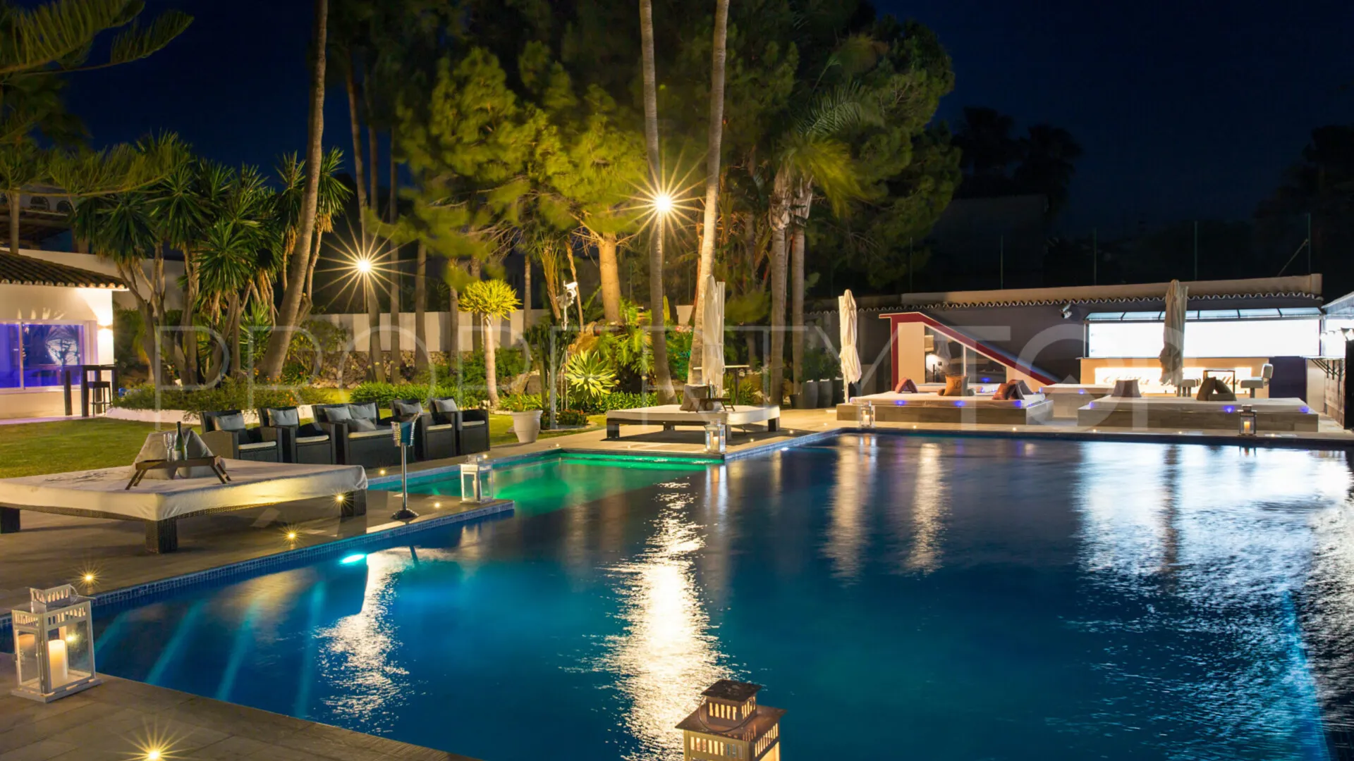 For sale villa with 8 bedrooms in Elviria