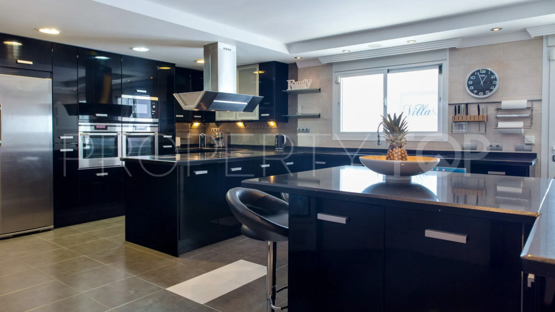 For sale villa with 8 bedrooms in Elviria