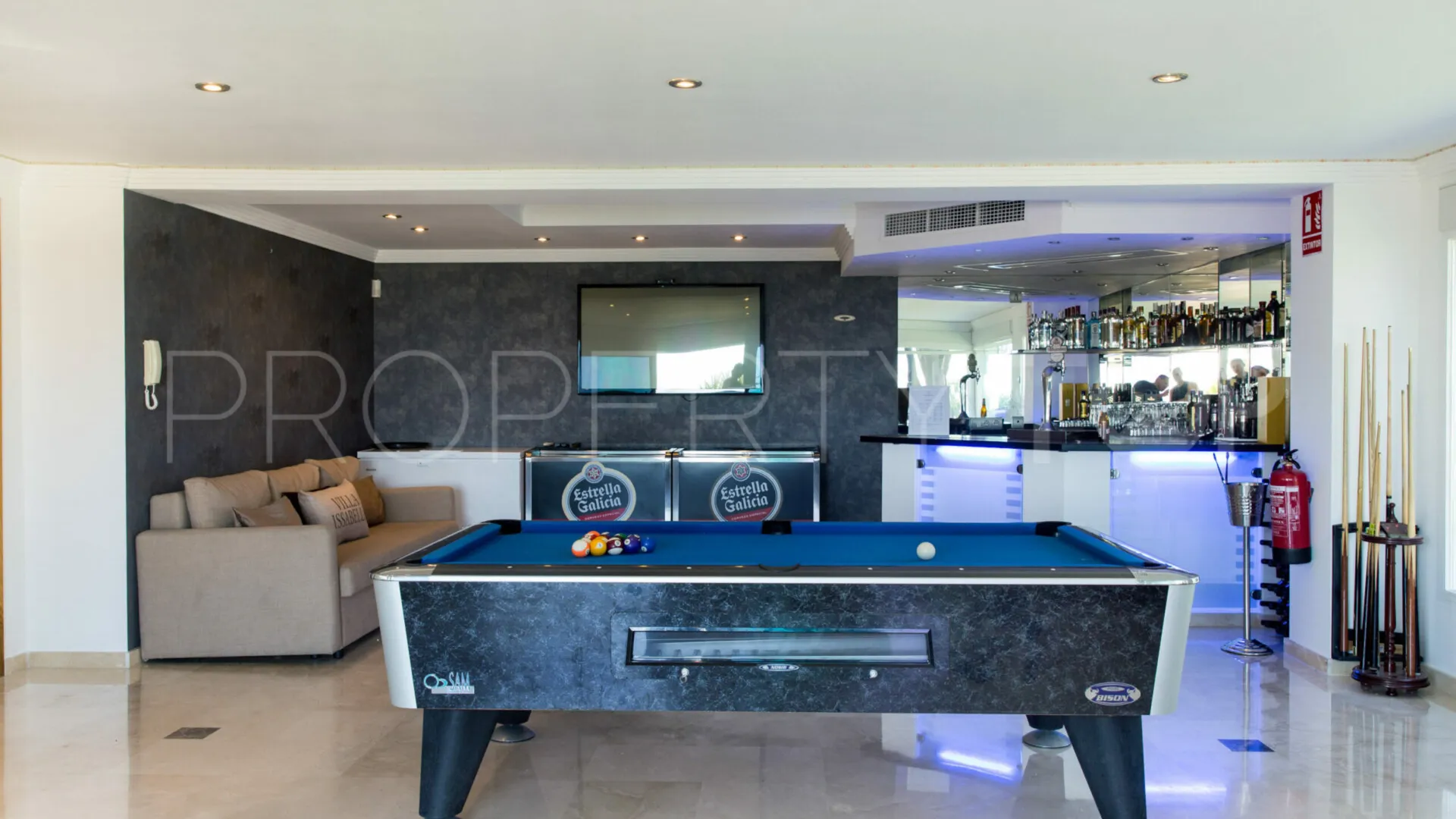 For sale villa with 8 bedrooms in Elviria