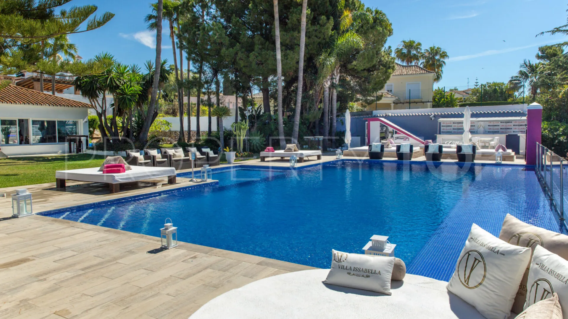 For sale villa with 8 bedrooms in Elviria