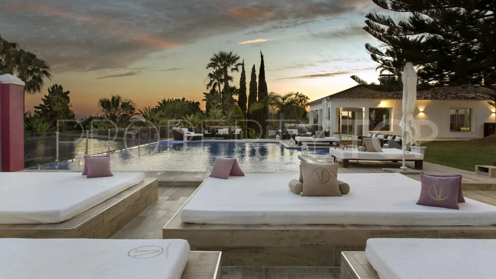 For sale villa with 8 bedrooms in Elviria