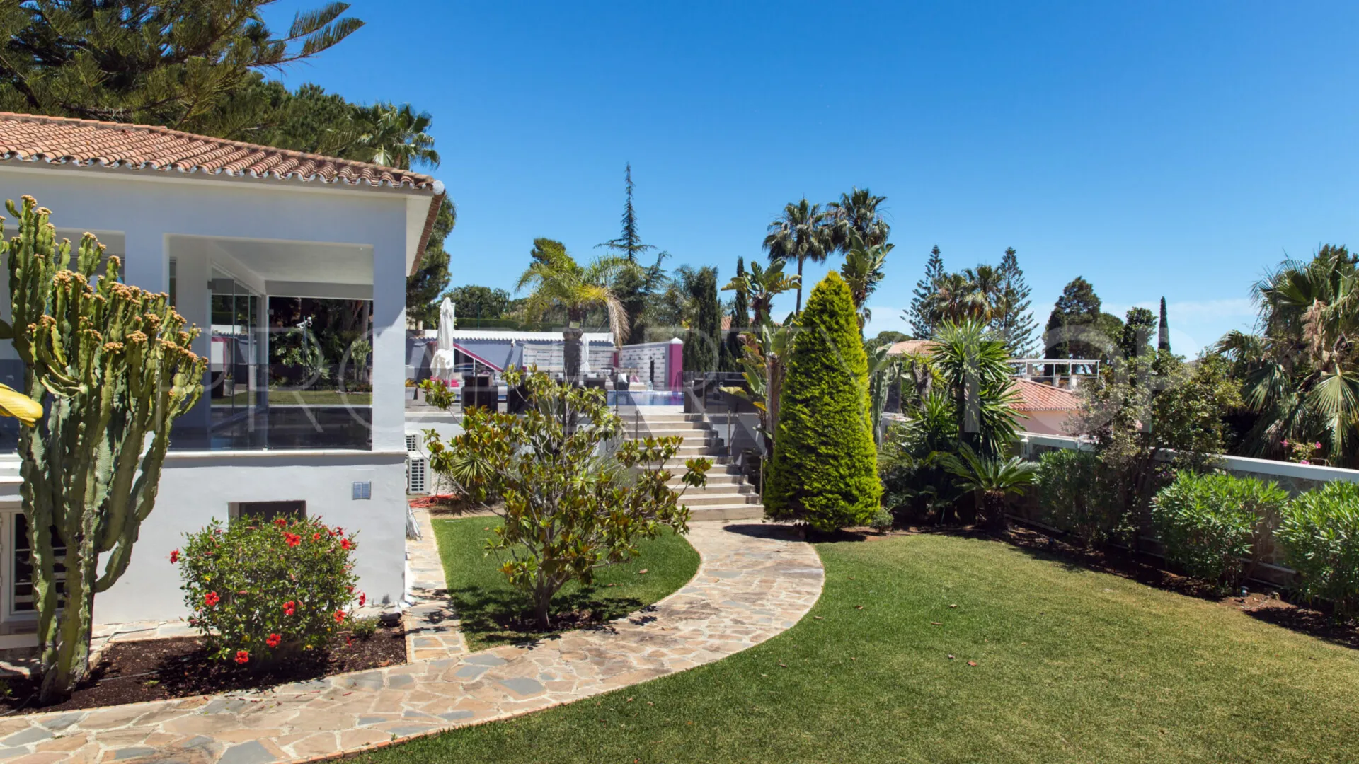 For sale villa with 8 bedrooms in Elviria