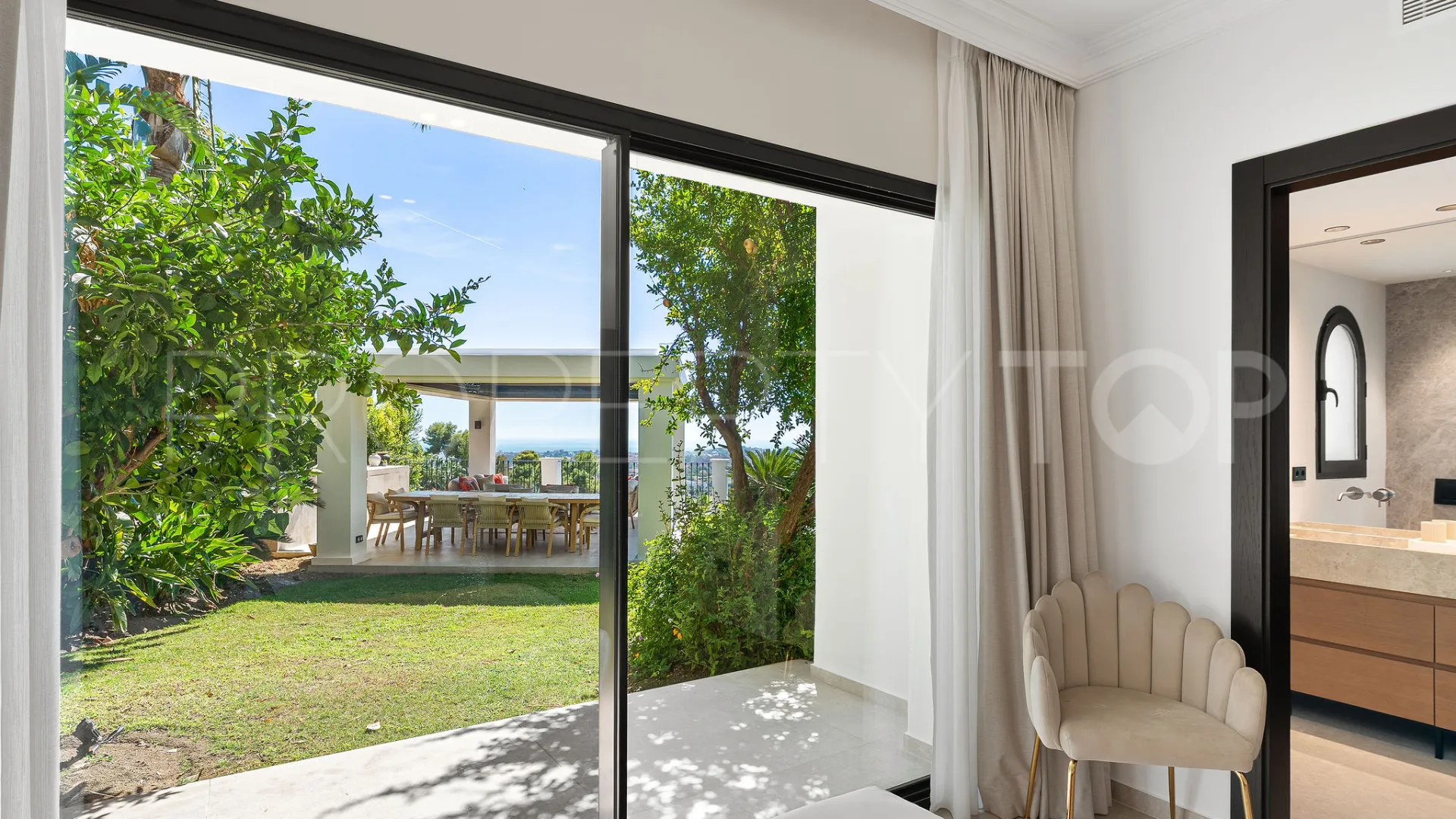 For sale Los Arqueros villa with 5 bedrooms