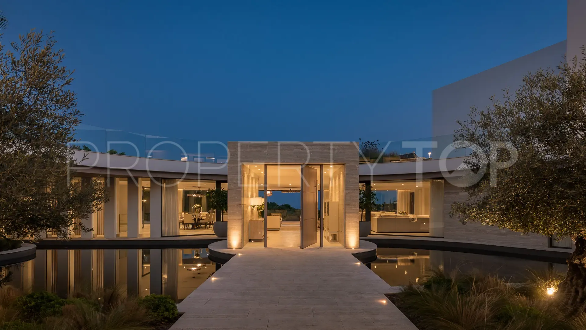 Villa a la venta con 5 dormitorios en La Reserva