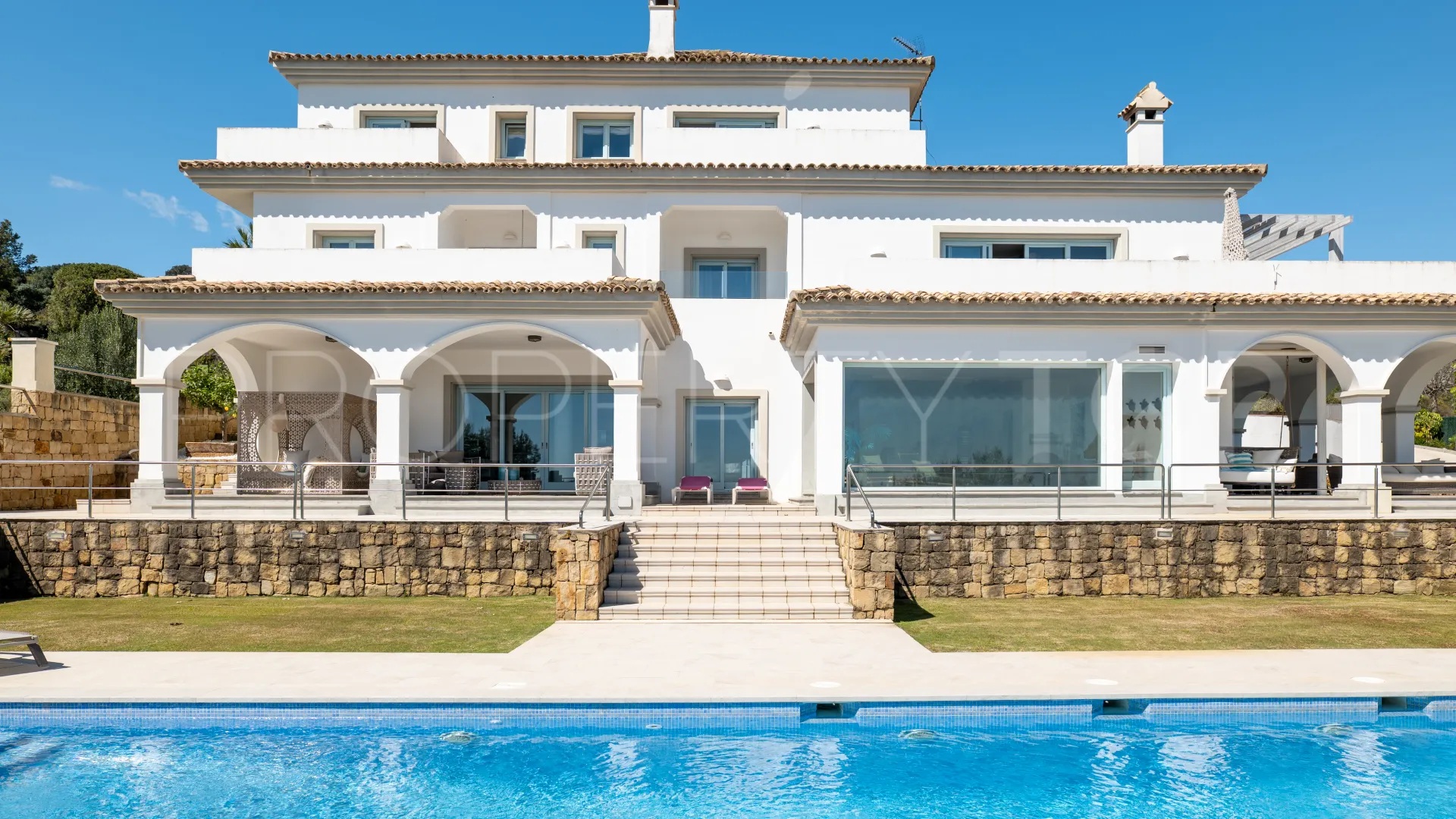 Comprar villa con 5 dormitorios en La Reserva