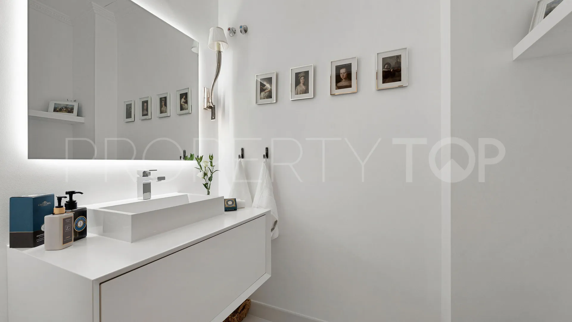 Buy villa in El Madroñal