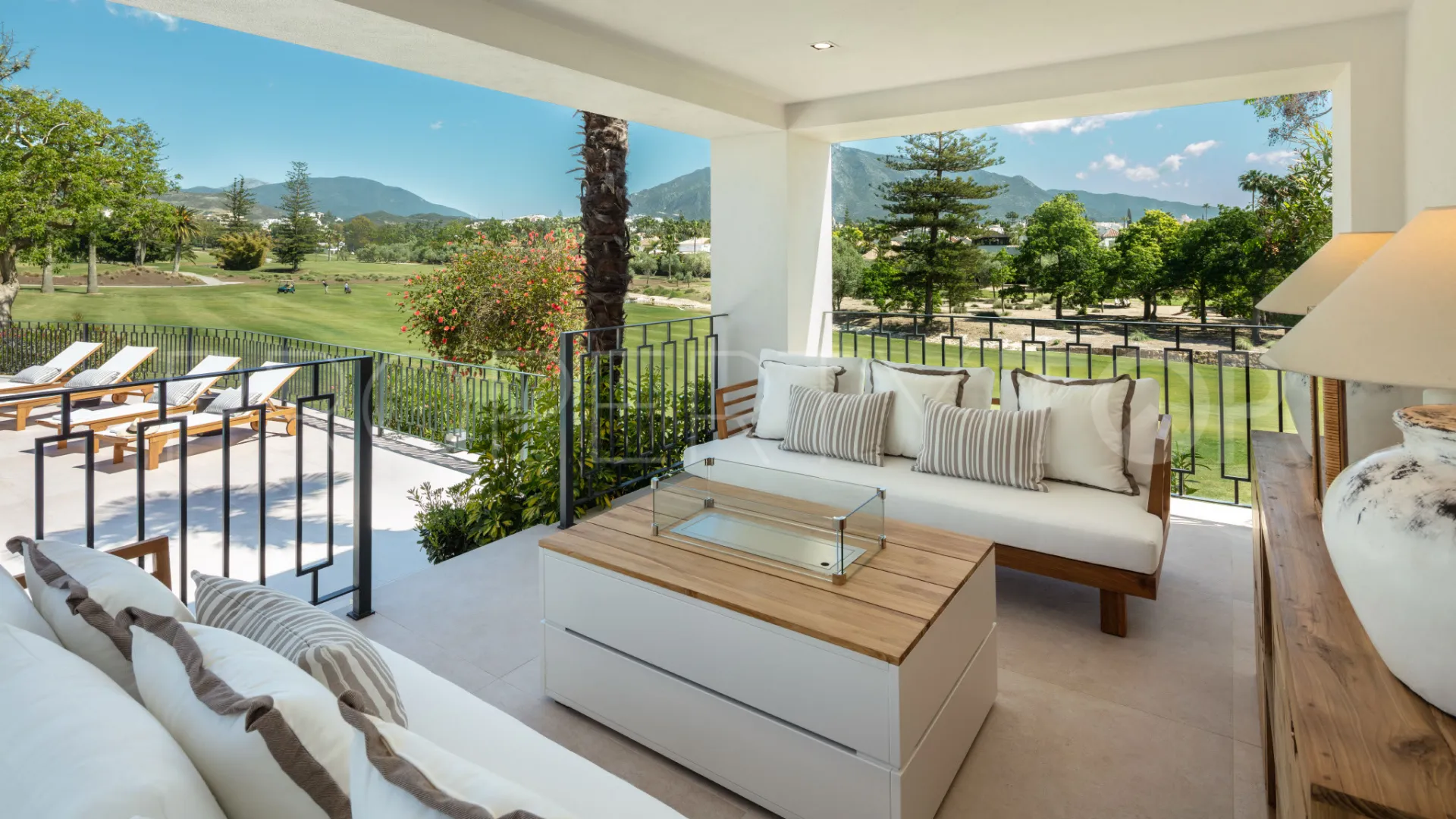For sale villa in Nueva Andalucia with 5 bedrooms