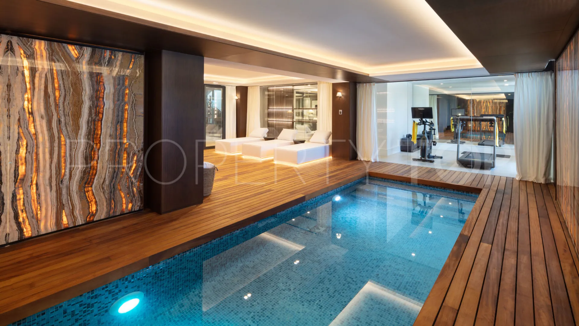 For sale villa in Nueva Andalucia with 5 bedrooms