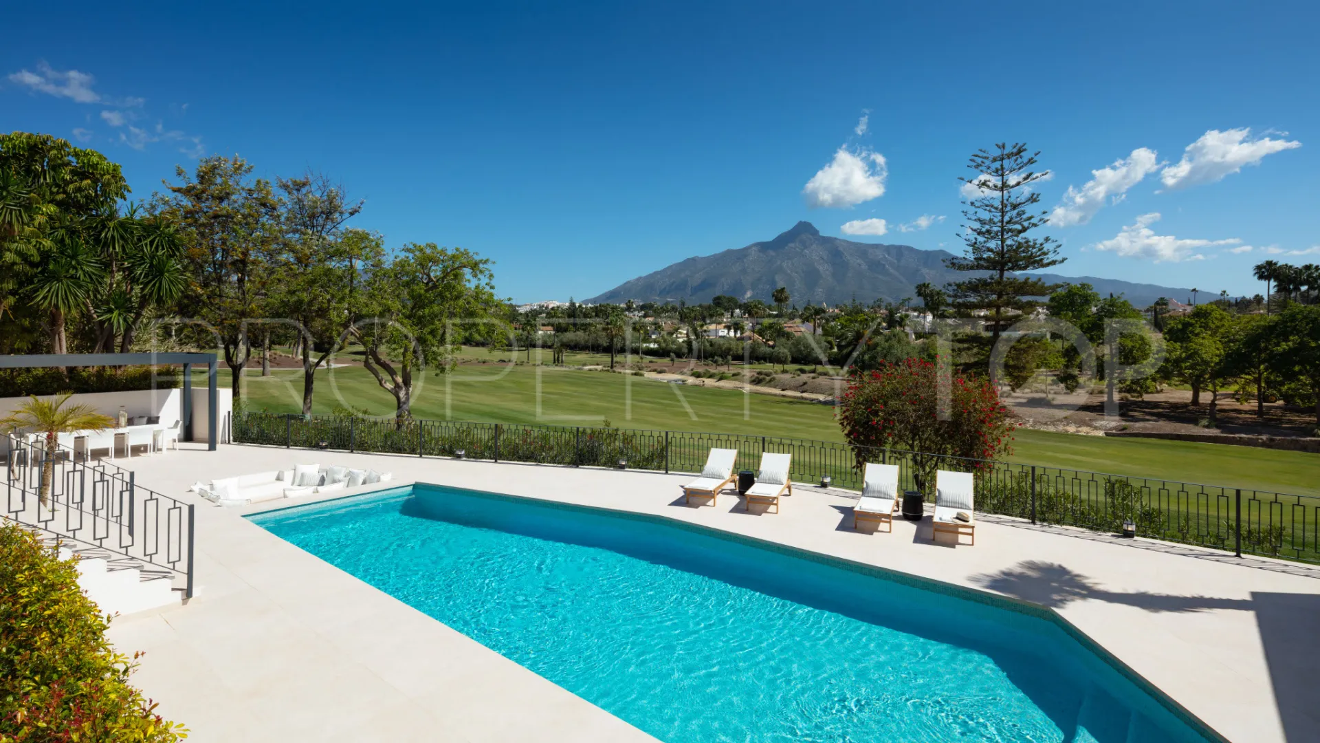 For sale villa in Nueva Andalucia with 5 bedrooms