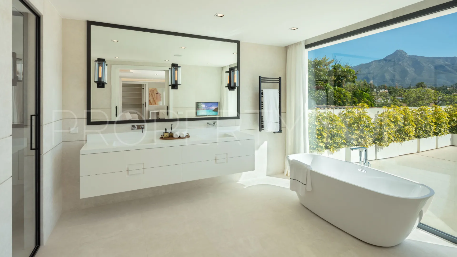 For sale villa in Nueva Andalucia with 5 bedrooms
