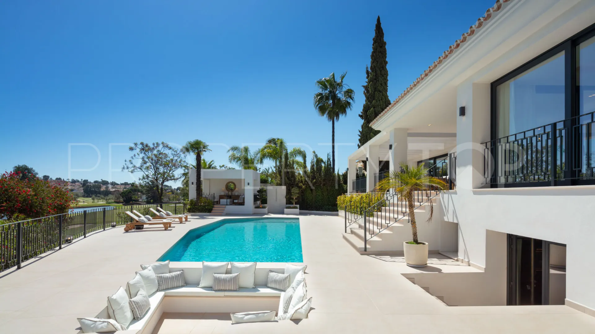 For sale villa in Nueva Andalucia with 5 bedrooms