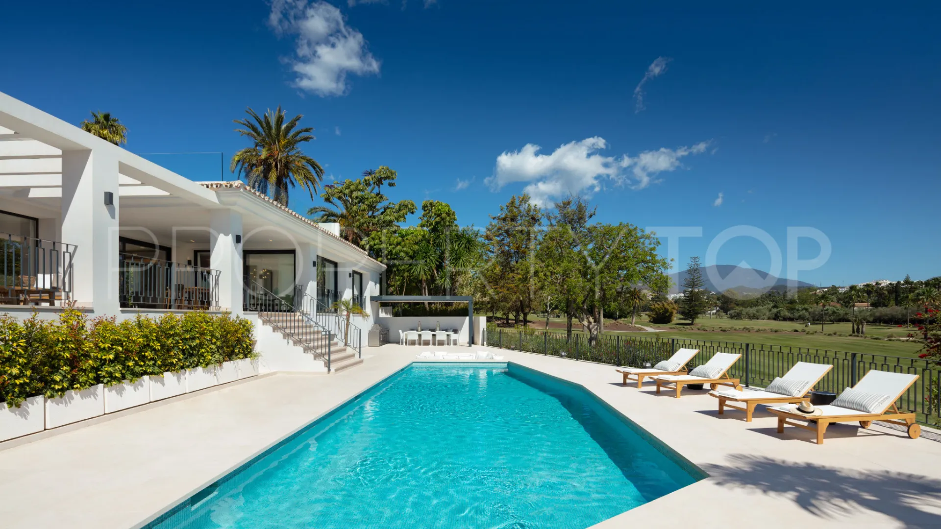 For sale villa in Nueva Andalucia with 5 bedrooms
