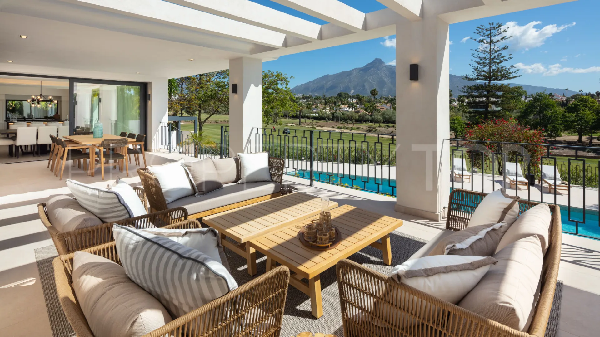 For sale villa in Nueva Andalucia with 5 bedrooms