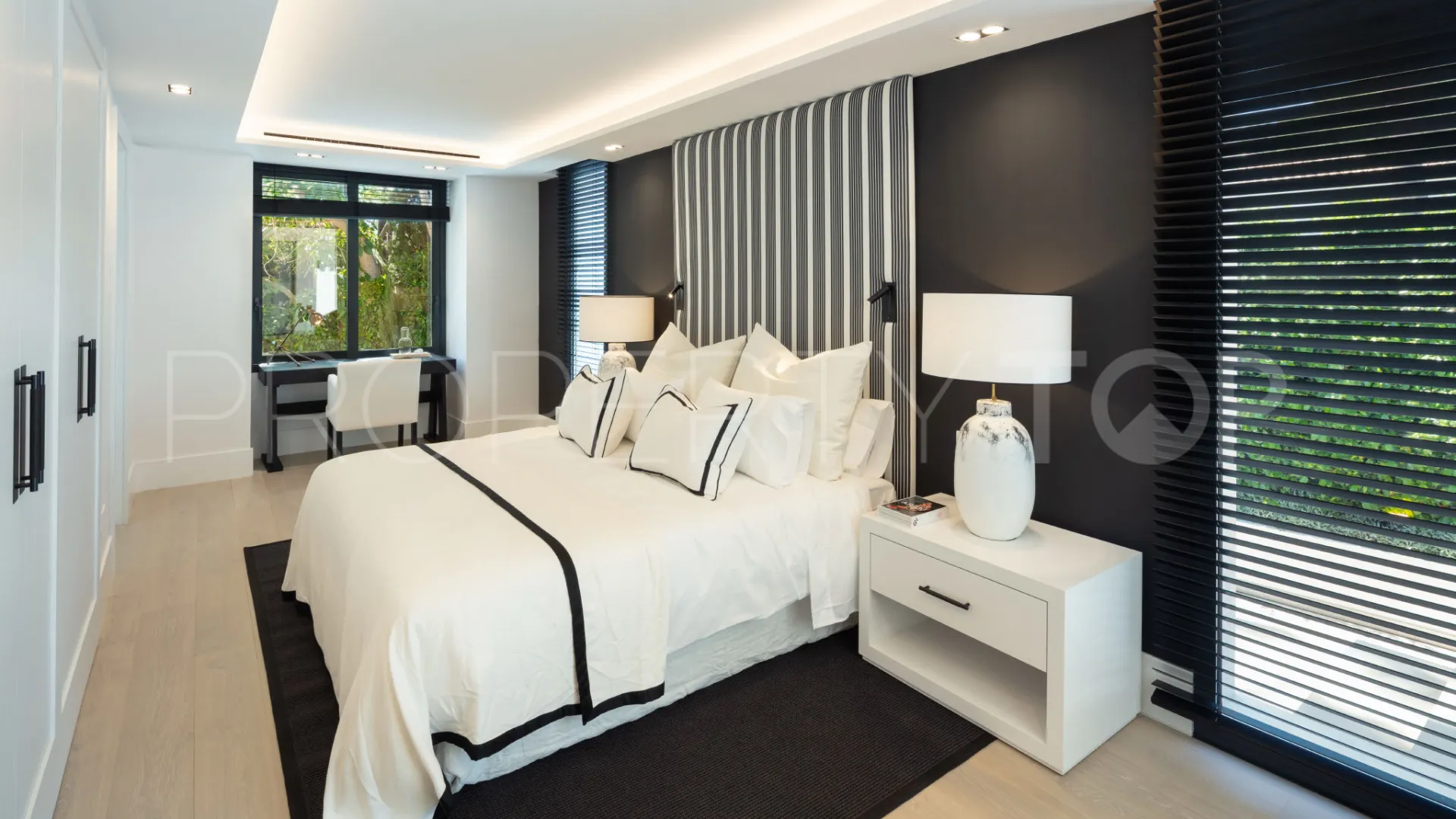 For sale villa in Nueva Andalucia with 5 bedrooms