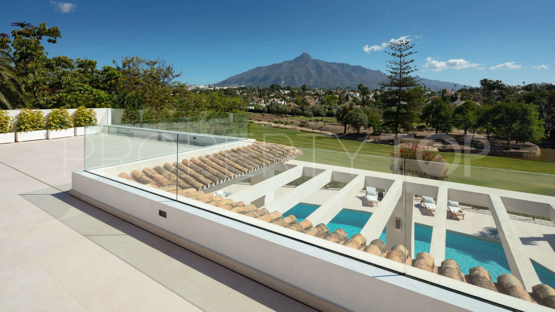 For sale villa in Nueva Andalucia with 5 bedrooms