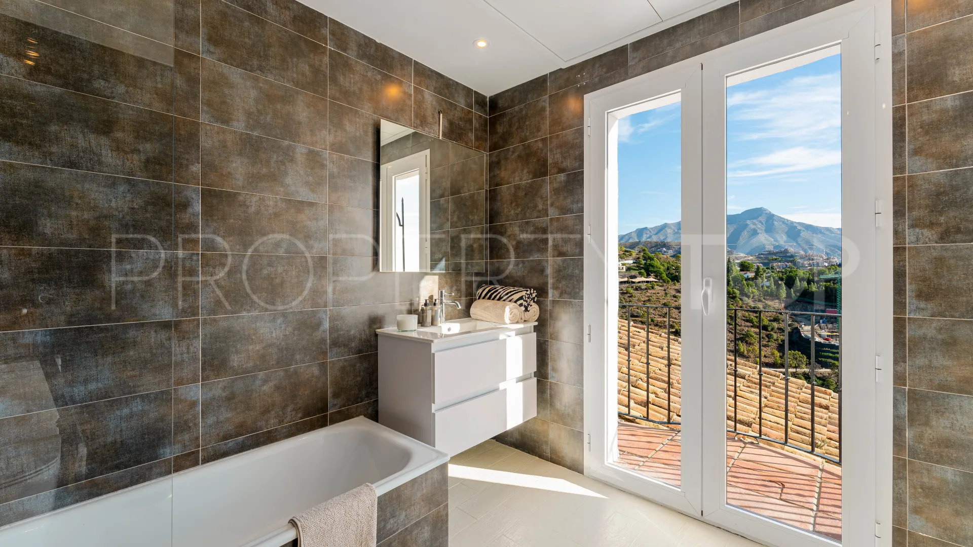 El Madroñal, villa con 6 dormitorios en venta