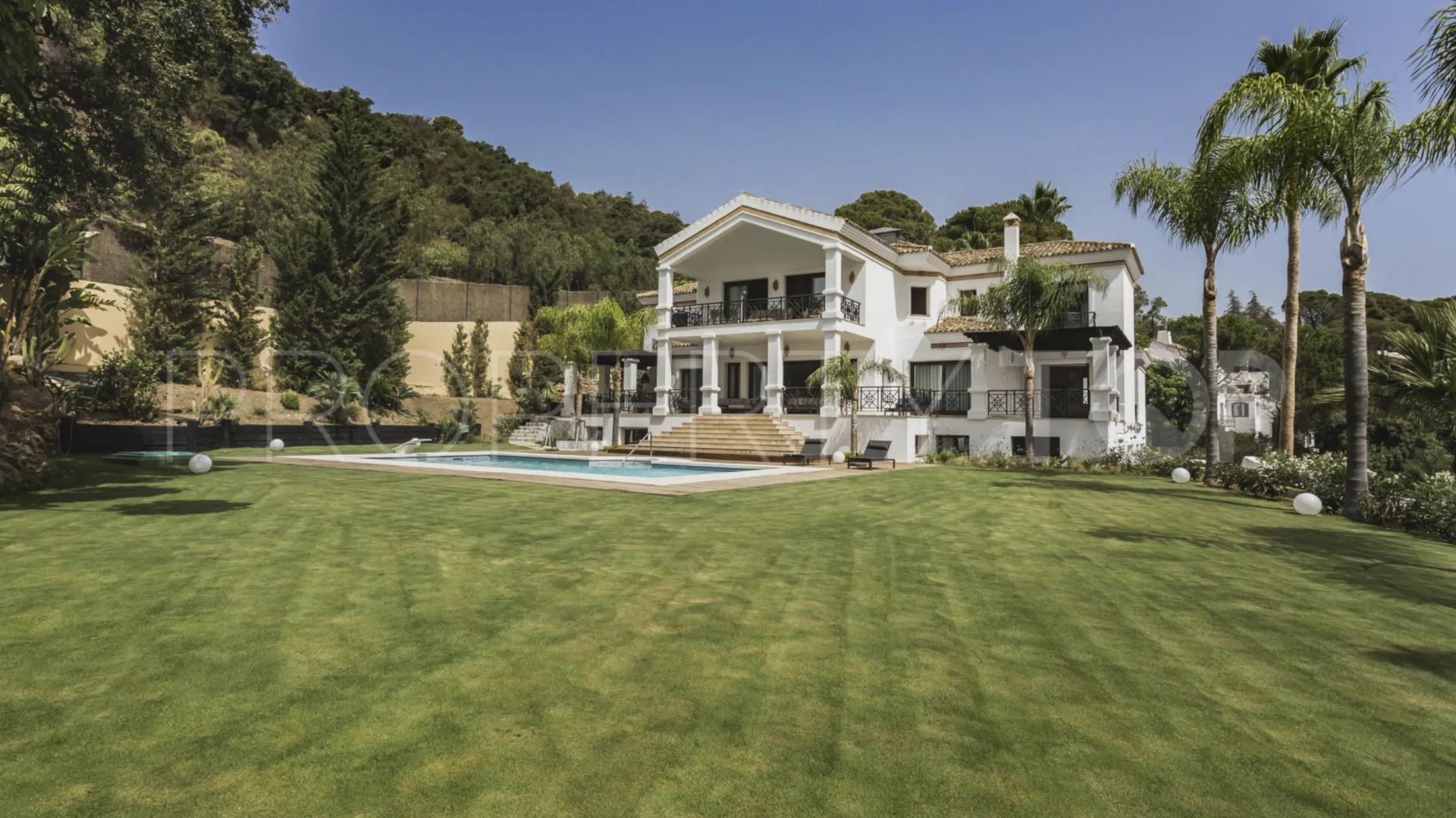 For sale El Madroñal villa with 7 bedrooms