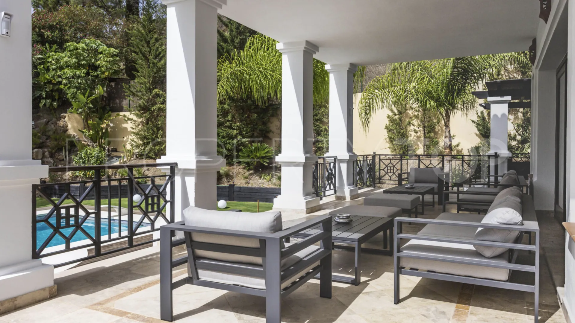 For sale El Madroñal villa with 7 bedrooms