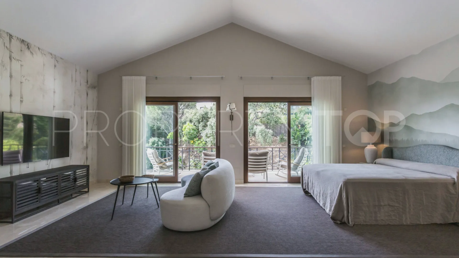 For sale El Madroñal villa with 7 bedrooms