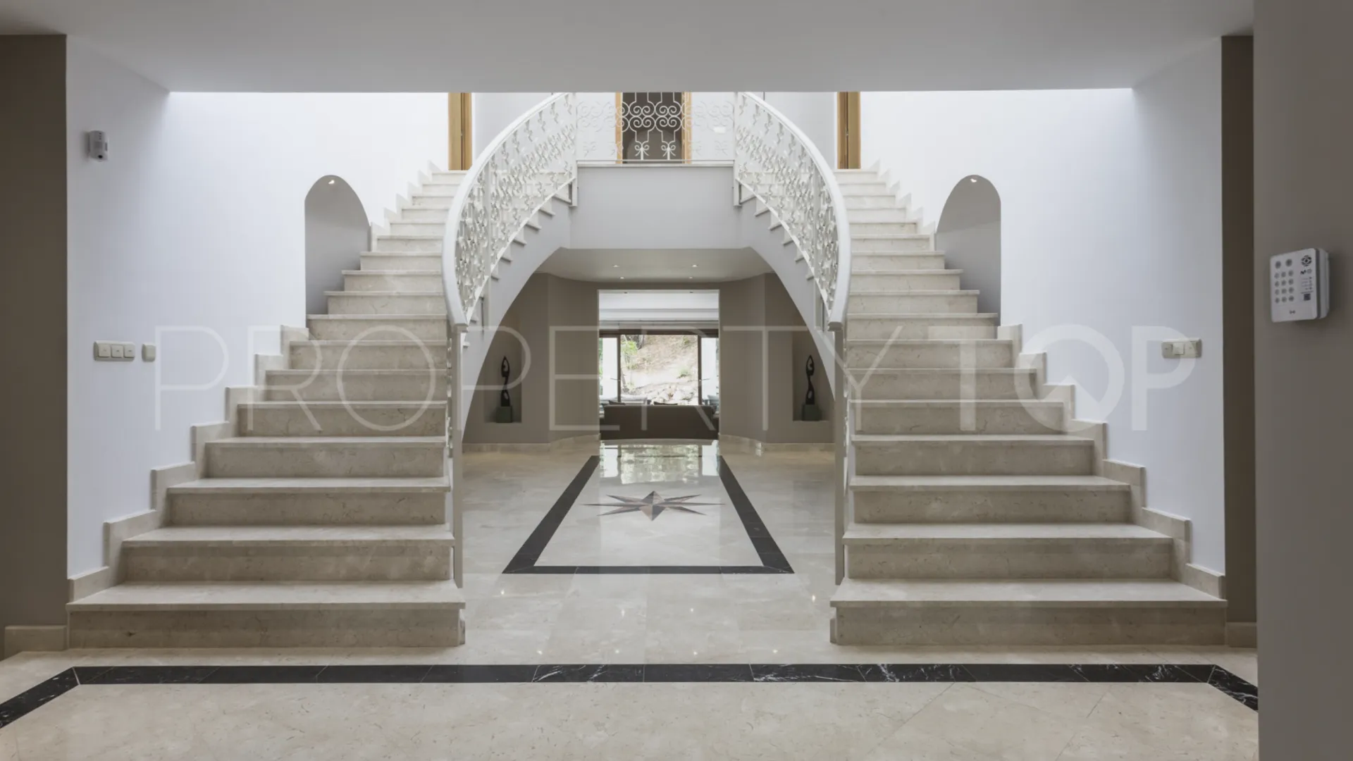 For sale El Madroñal villa with 7 bedrooms