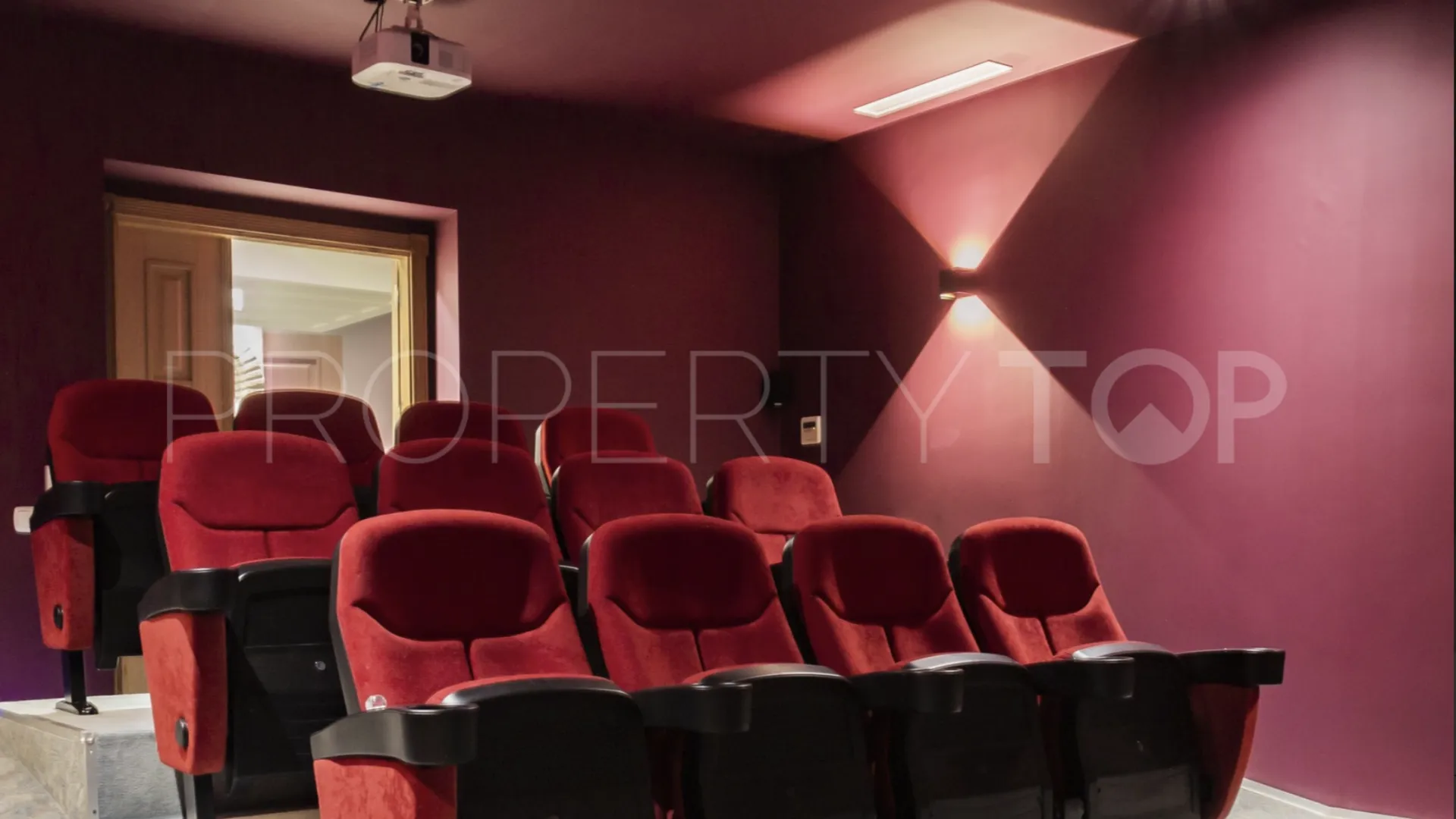 For sale El Madroñal villa with 7 bedrooms
