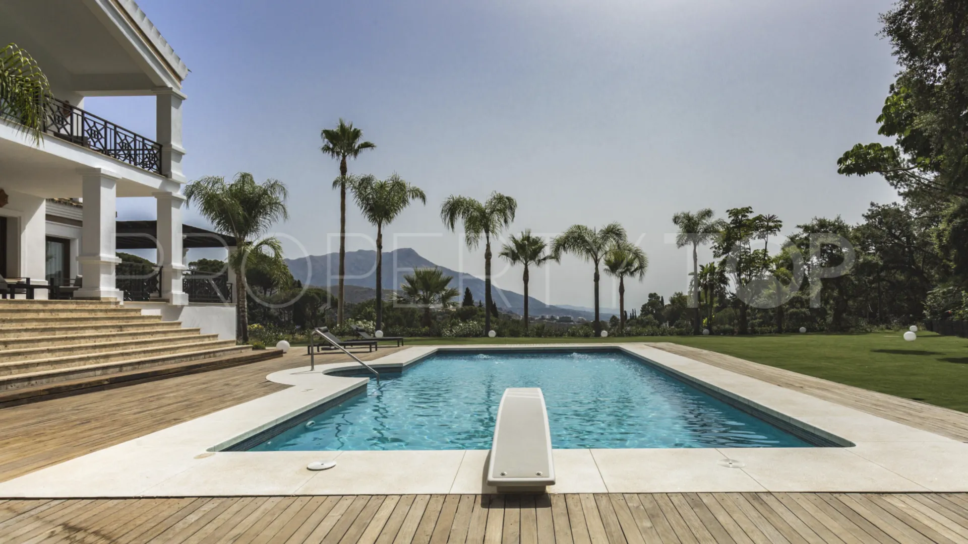For sale El Madroñal villa with 7 bedrooms