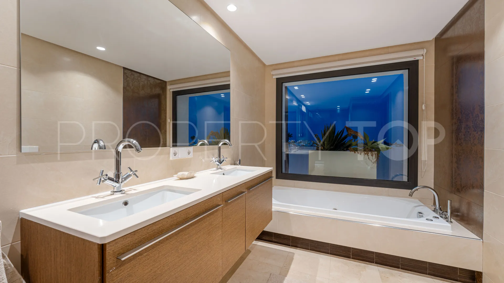 5 bedrooms villa for sale in Atalaya Fairways