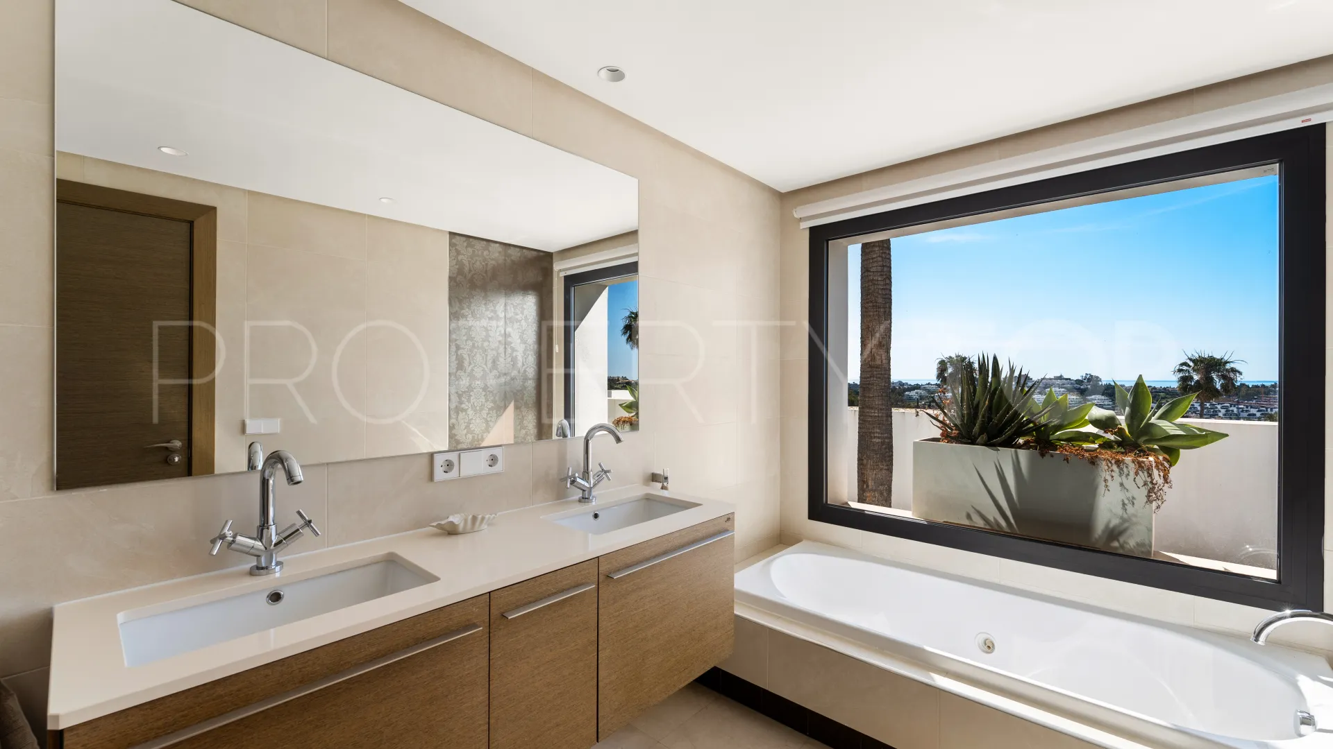 5 bedrooms villa for sale in Atalaya Fairways