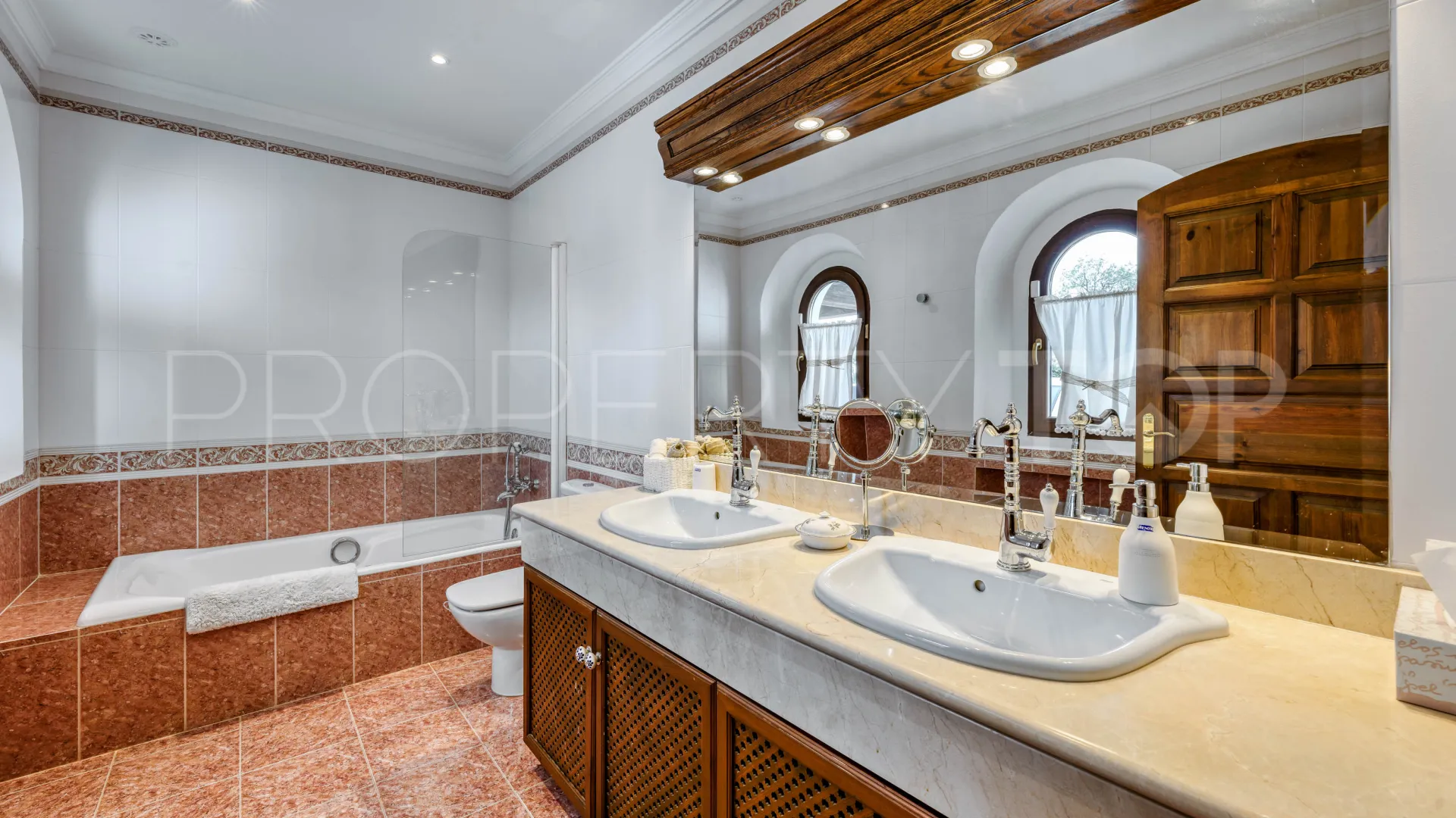 7 bedrooms estate for sale in La Mairena