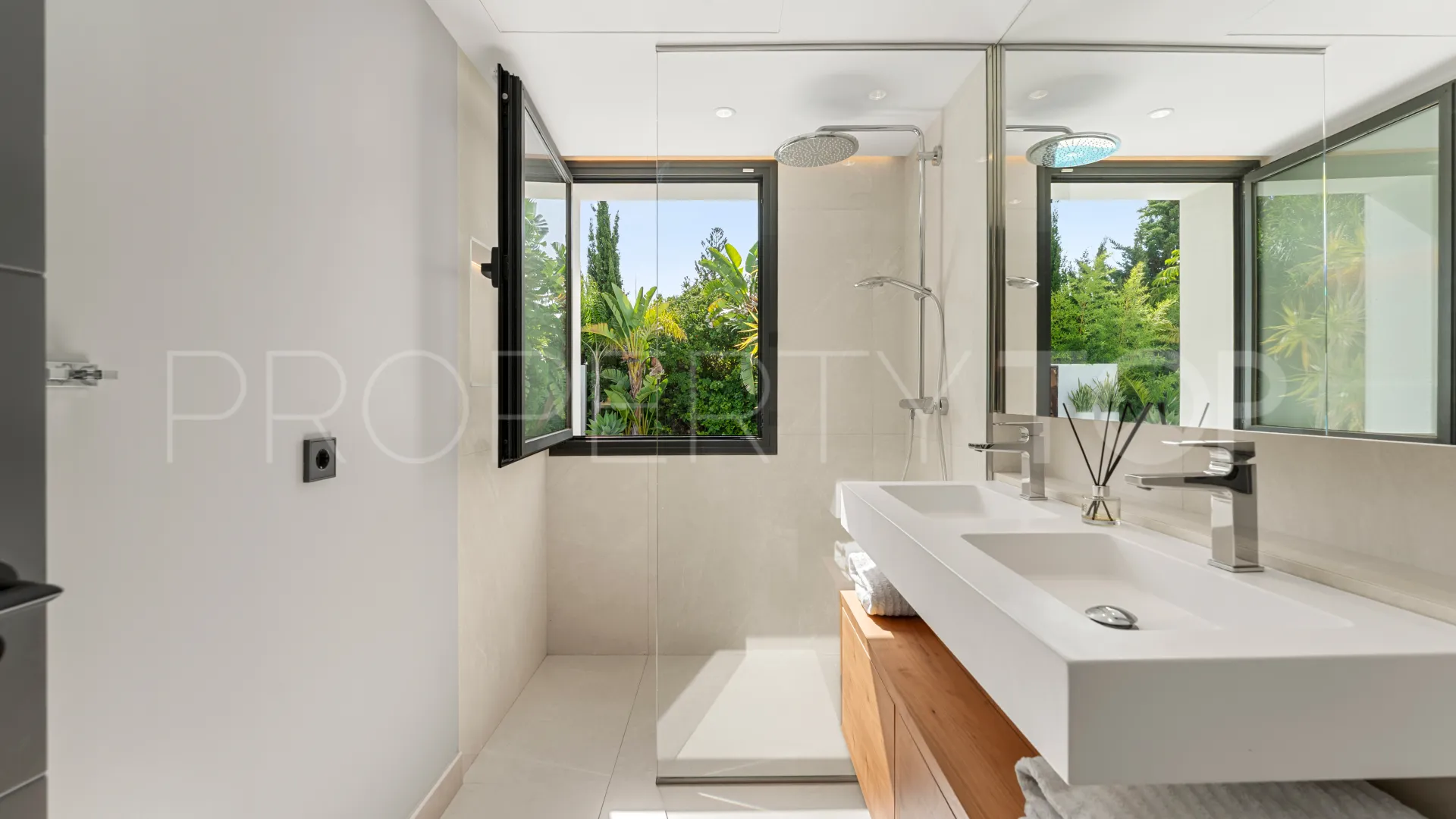 Villa de 4 dormitorios en venta en Las Brisas