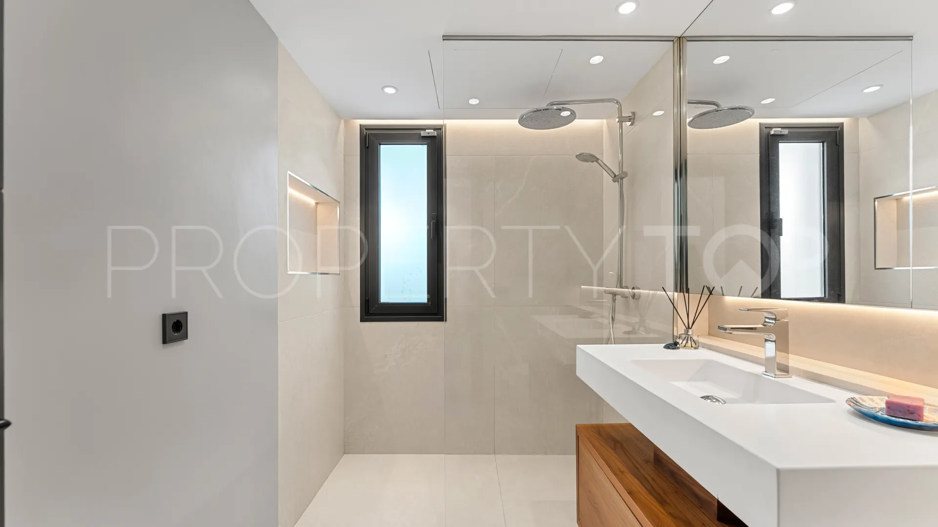 Villa de 4 dormitorios en venta en Las Brisas