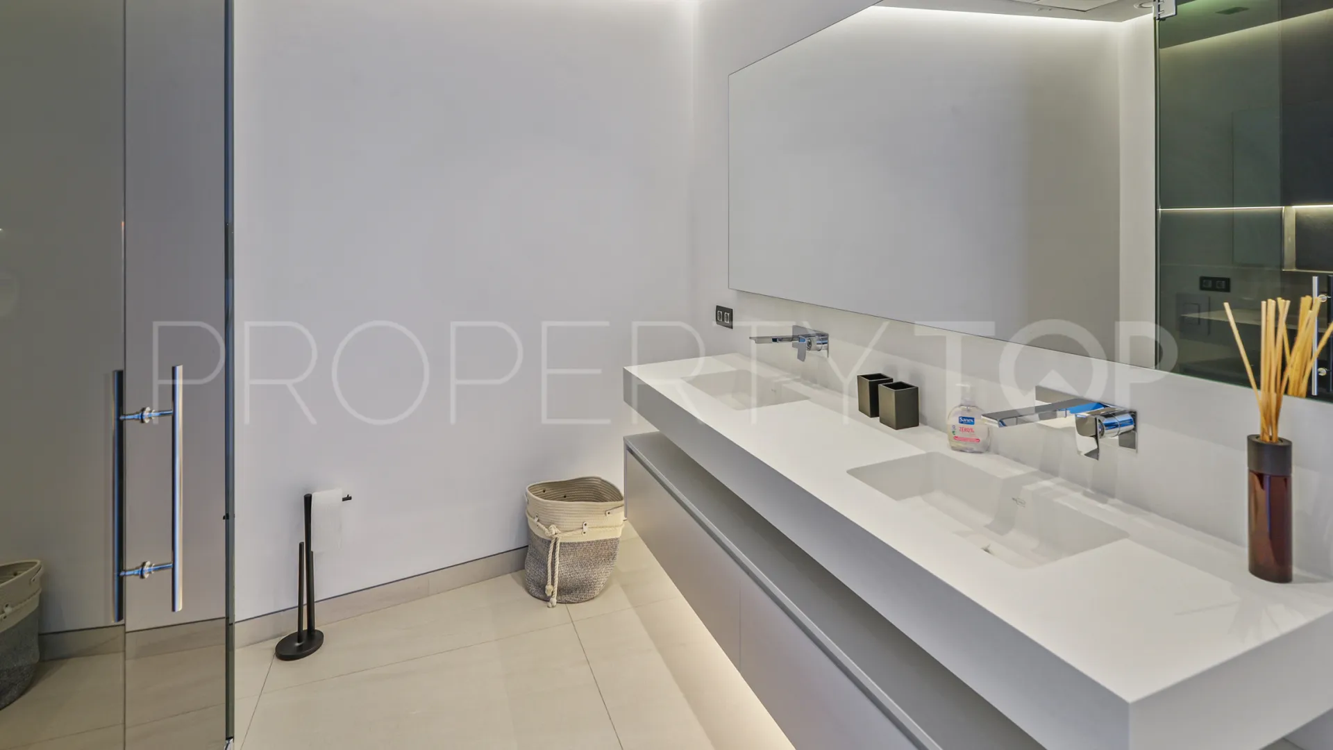 Villa for sale in Los Flamingos with 6 bedrooms