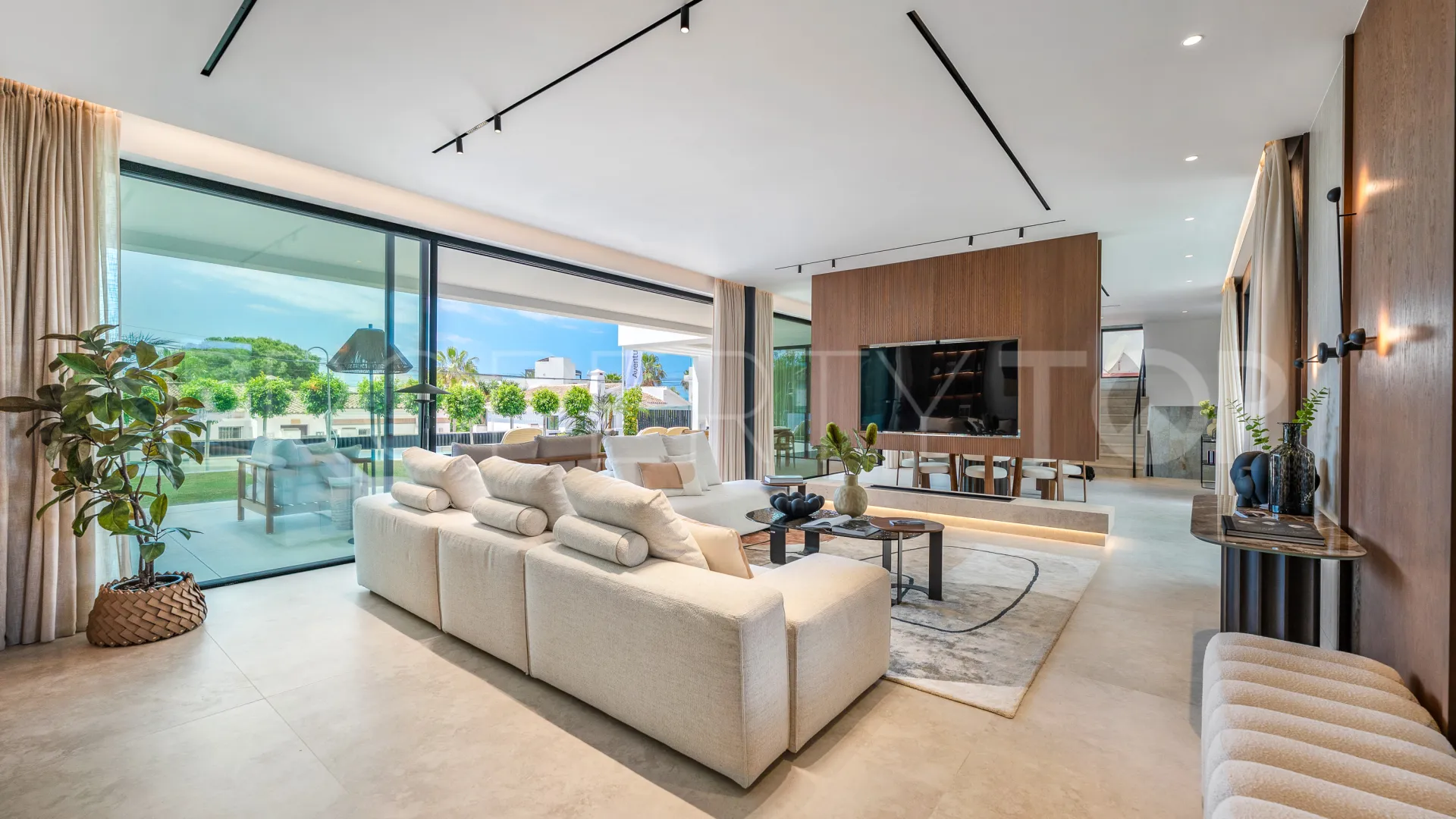 Marbesa 6 bedrooms villa for sale