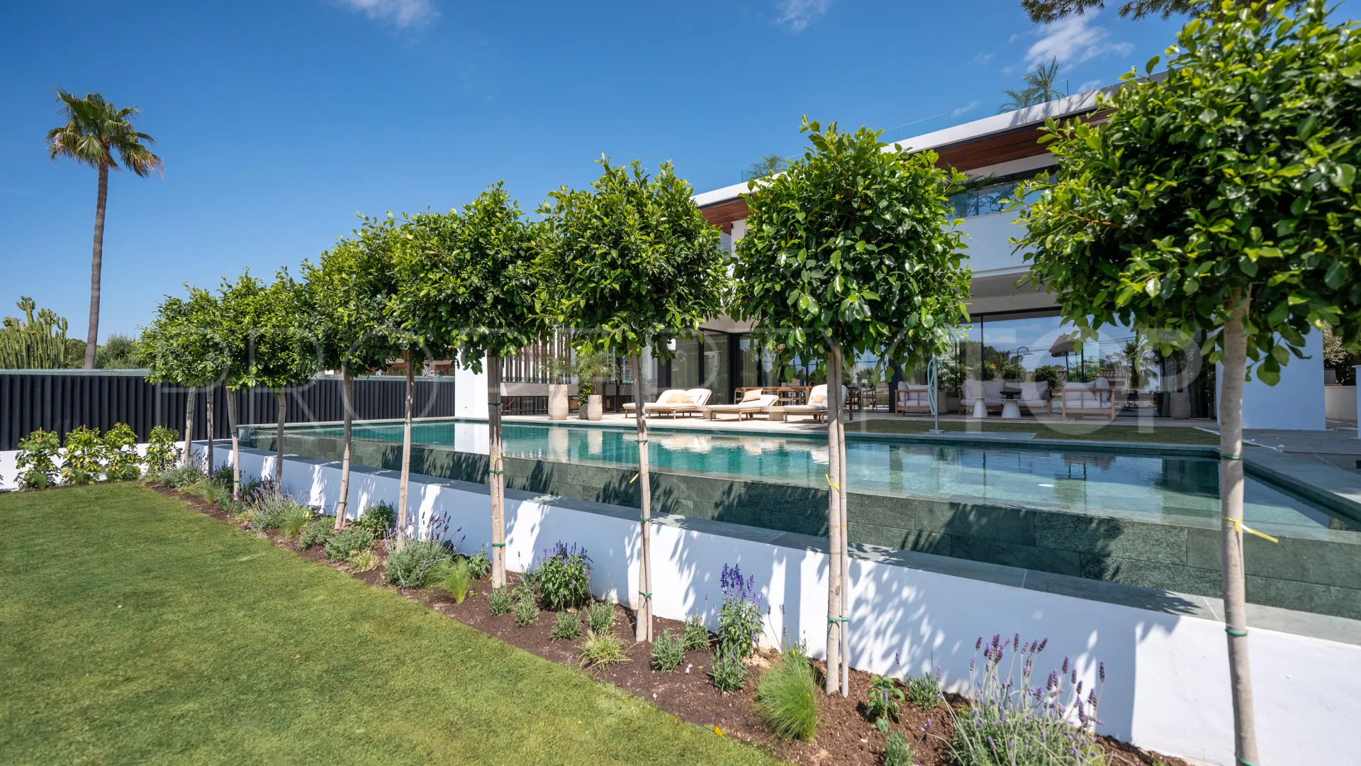 Marbesa 6 bedrooms villa for sale