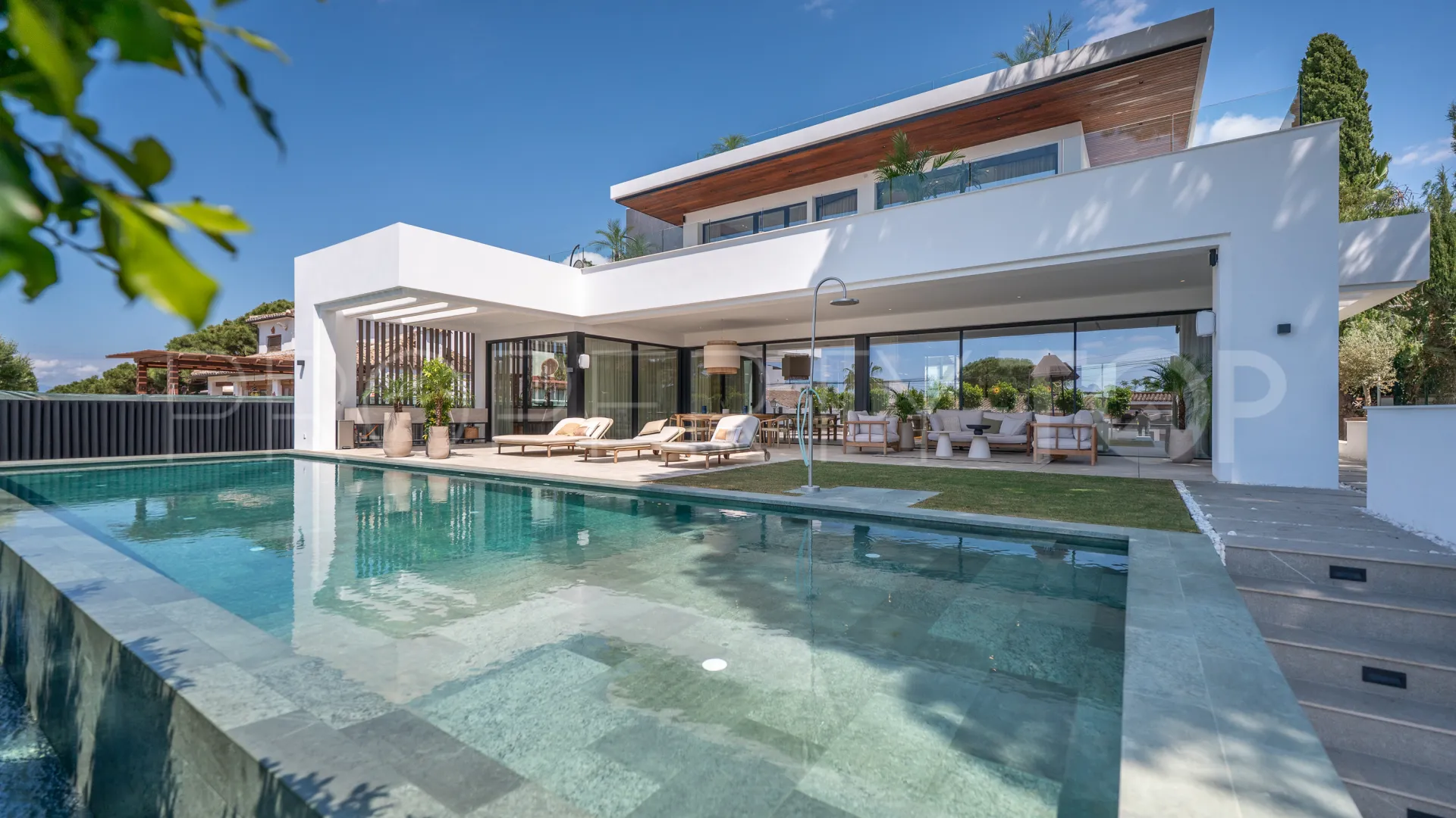 Marbesa 6 bedrooms villa for sale