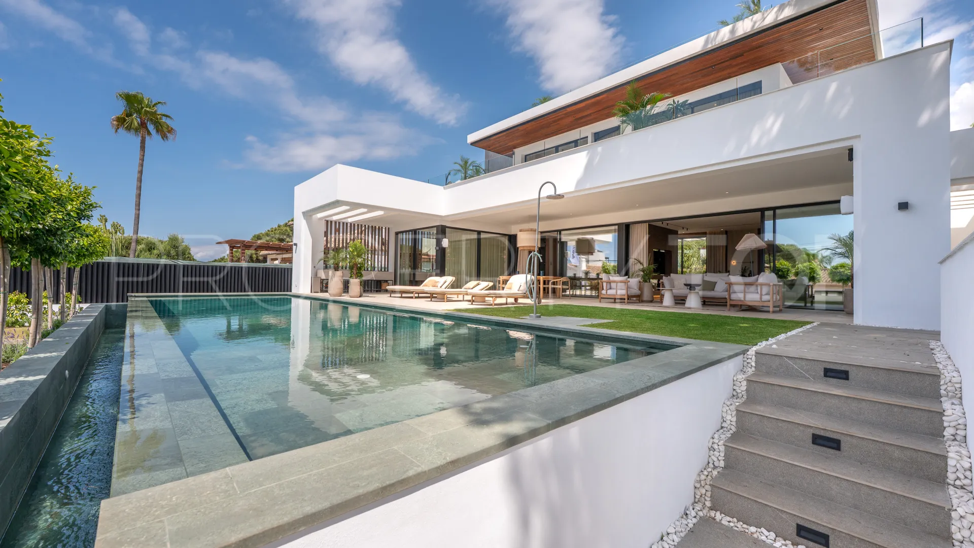 Marbesa 6 bedrooms villa for sale